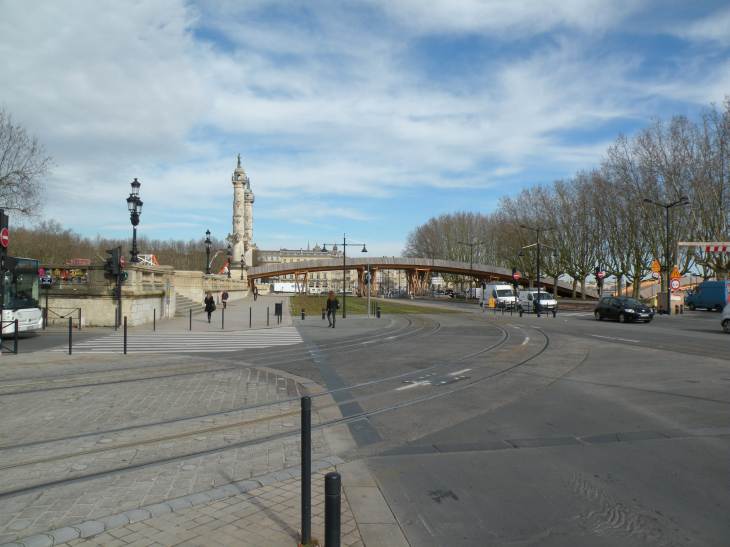  la passerelle en bois de l'esplanade des Quinconces